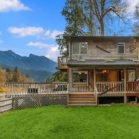 Riverfront Retreat Hot Tub Yard Gazebo And Views Villa Gold Bar Exterior photo