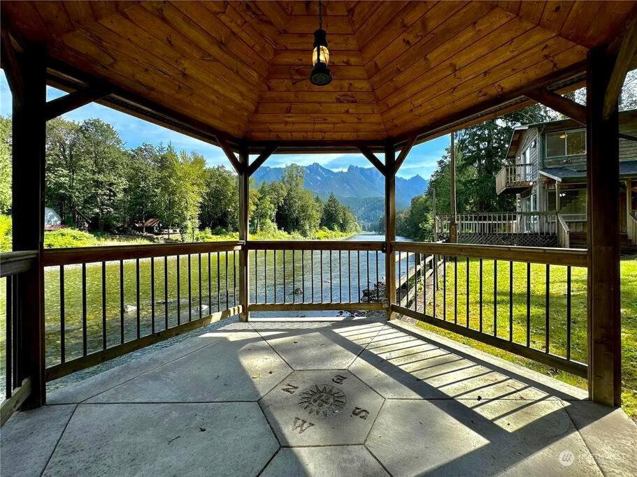 Riverfront Retreat Hot Tub Yard Gazebo And Views Villa Gold Bar Exterior photo