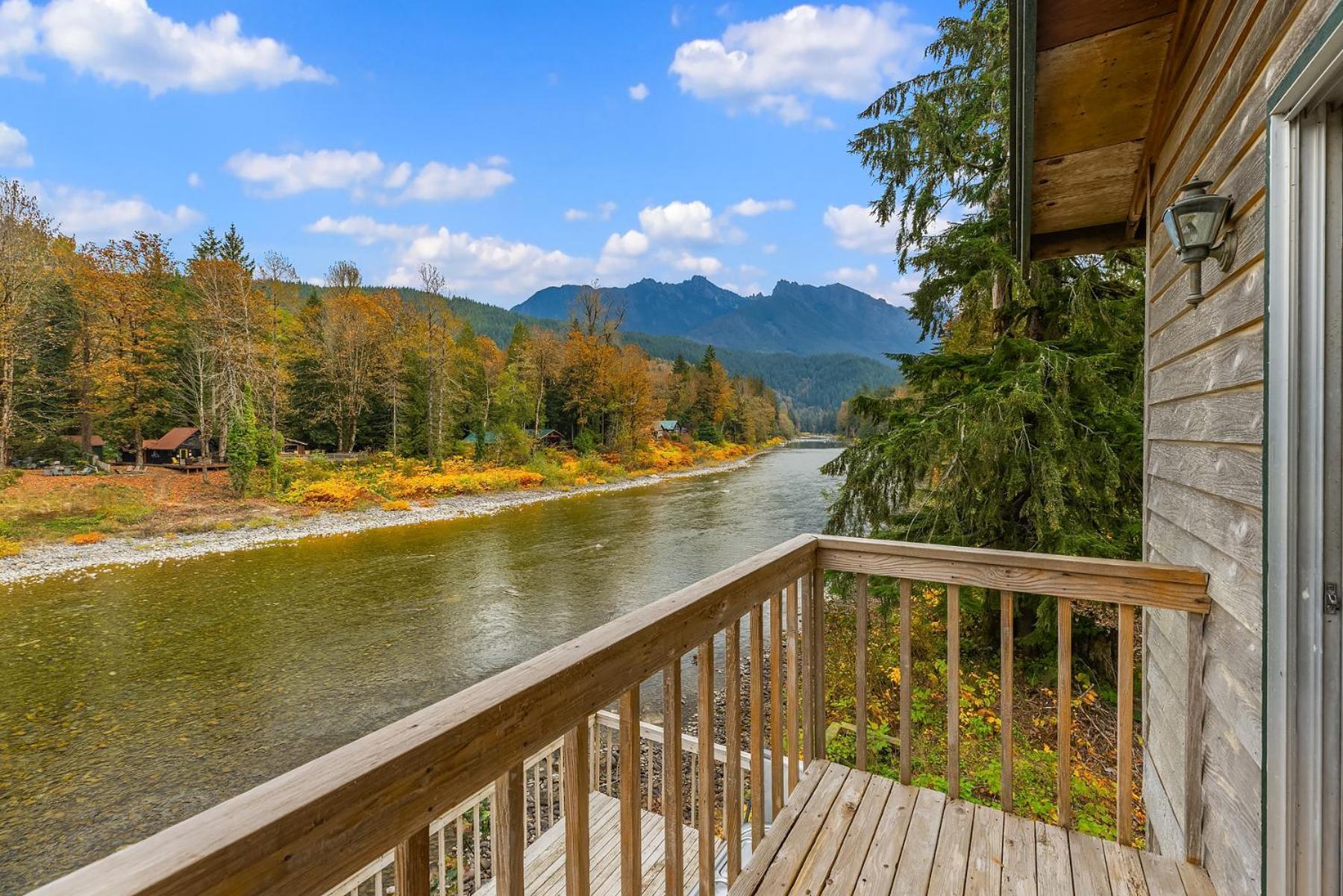 Riverfront Retreat Hot Tub Yard Gazebo And Views Villa Gold Bar Exterior photo