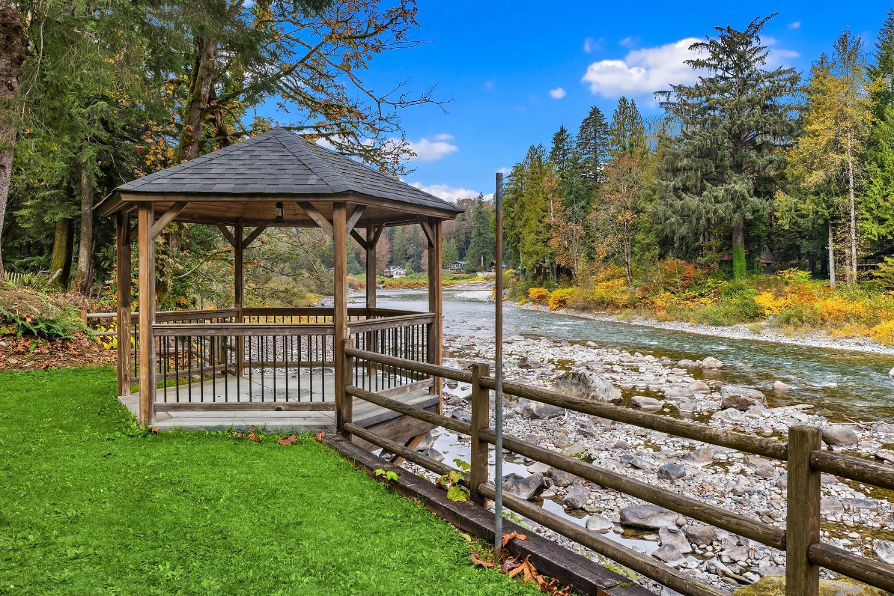 Riverfront Retreat Hot Tub Yard Gazebo And Views Villa Gold Bar Exterior photo