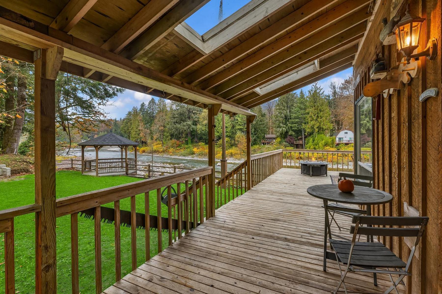 Riverfront Retreat Hot Tub Yard Gazebo And Views Villa Gold Bar Exterior photo