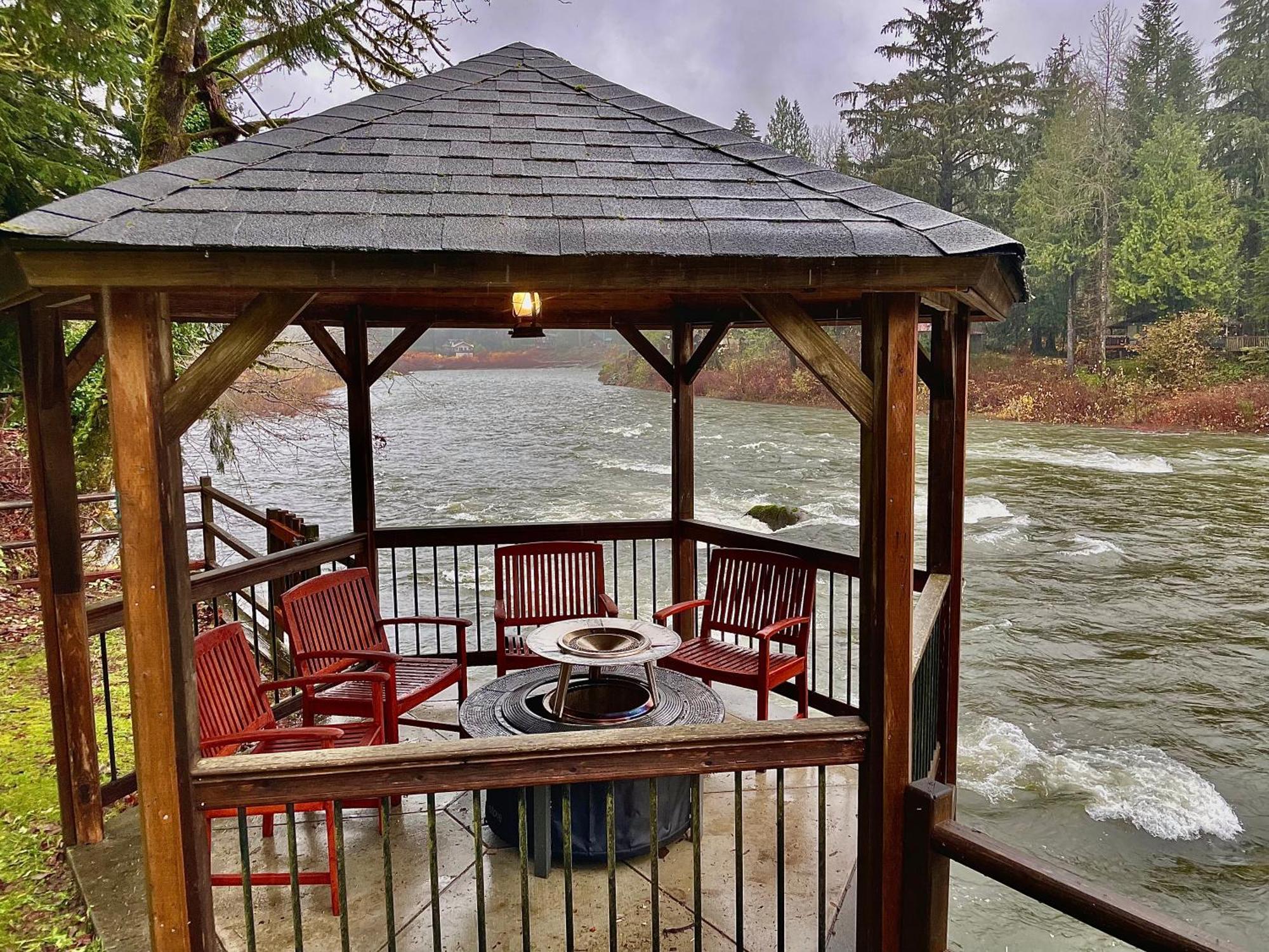 Riverfront Retreat Hot Tub Yard Gazebo And Views Villa Gold Bar Exterior photo